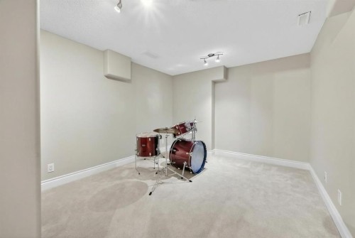 1027 75 Avenue Sw, Calgary, AB - Indoor Photo Showing Other Room