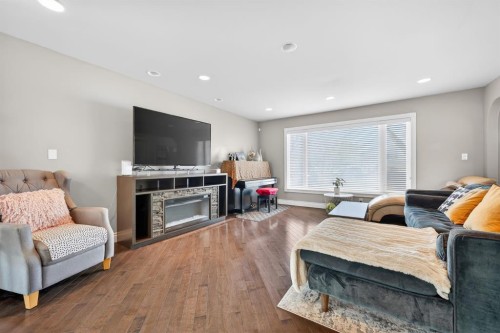 1027 75 Avenue Sw, Calgary, AB - Indoor Photo Showing Living Room