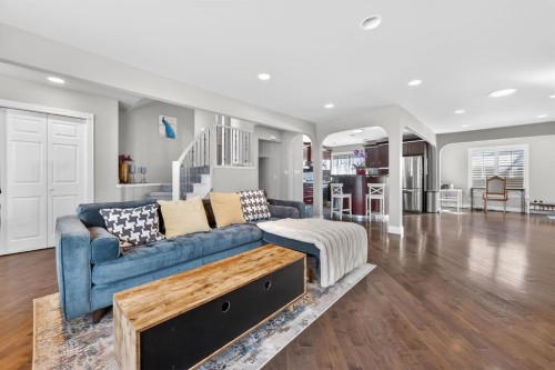 1027 75 Avenue Sw, Calgary, AB - Indoor Photo Showing Living Room