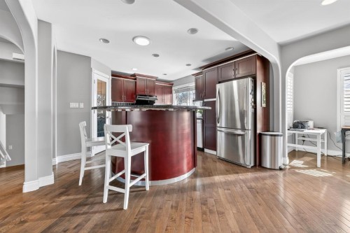 1027 75 Avenue Sw, Calgary, AB - Indoor Photo Showing Kitchen
