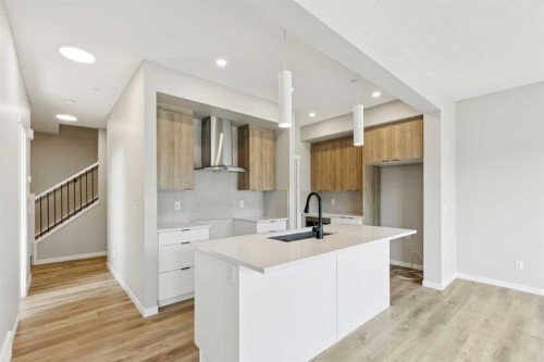 302 Hotchkiss Common Se, Calgary, AB - Indoor Photo Showing Kitchen