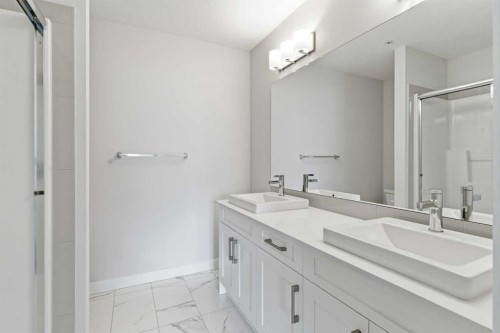 211-25 Walgrove Walk Se, Calgary, AB - Indoor Photo Showing Bathroom