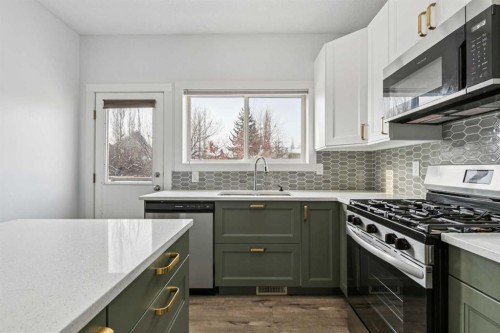 225 Somerset Drive Sw, Calgary, AB - Indoor Photo Showing Kitchen With Upgraded Kitchen