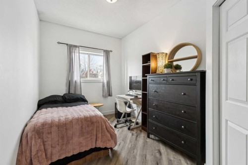 225 Somerset Drive Sw, Calgary, AB - Indoor Photo Showing Bedroom