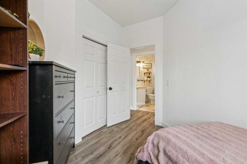 225 Somerset Drive Sw, Calgary, AB - Indoor Photo Showing Bedroom