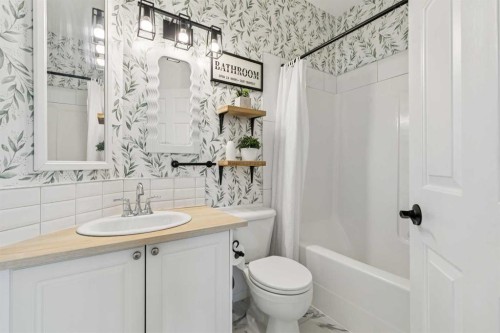 225 Somerset Drive Sw, Calgary, AB - Indoor Photo Showing Bathroom