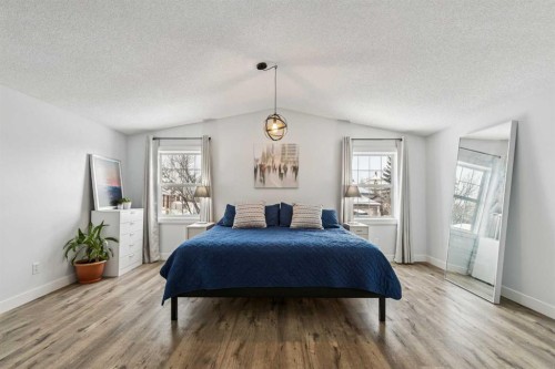 225 Somerset Drive Sw, Calgary, AB - Indoor Photo Showing Bedroom