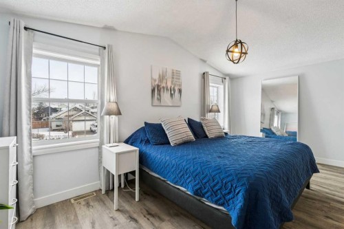 225 Somerset Drive Sw, Calgary, AB - Indoor Photo Showing Bedroom