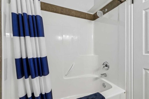 225 Somerset Drive Sw, Calgary, AB - Indoor Photo Showing Bathroom
