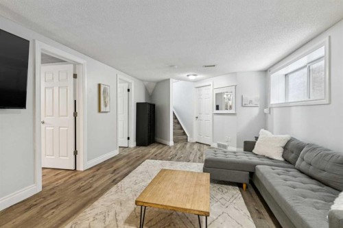 225 Somerset Drive Sw, Calgary, AB - Indoor Photo Showing Living Room