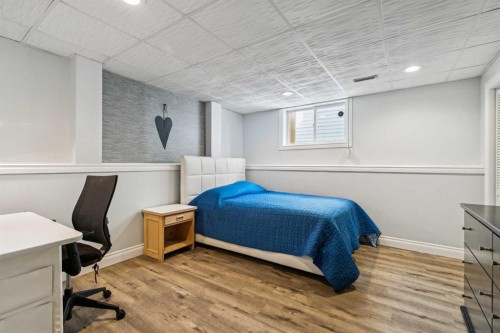 225 Somerset Drive Sw, Calgary, AB - Indoor Photo Showing Bedroom
