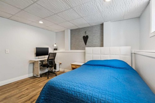 225 Somerset Drive Sw, Calgary, AB - Indoor Photo Showing Bedroom