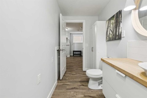 225 Somerset Drive Sw, Calgary, AB - Indoor Photo Showing Bathroom