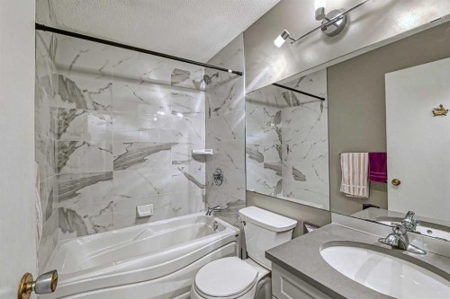 3523 48 Street Ne, Calgary, AB - Indoor Photo Showing Bathroom