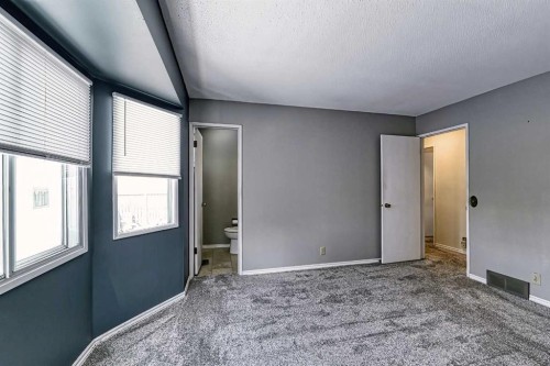 3523 48 Street Ne, Calgary, AB - Indoor Photo Showing Other Room