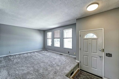 3523 48 Street Ne, Calgary, AB - Indoor Photo Showing Other Room