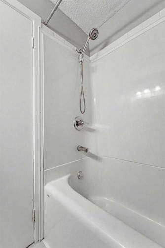 78 Martinview Crescent Ne, Calgary, AB - Indoor Photo Showing Bathroom