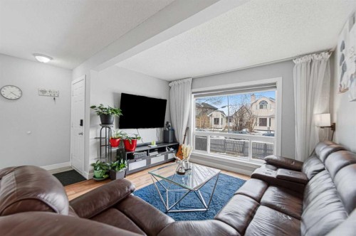 78 Martinview Crescent Ne, Calgary, AB - Indoor Photo Showing Living Room