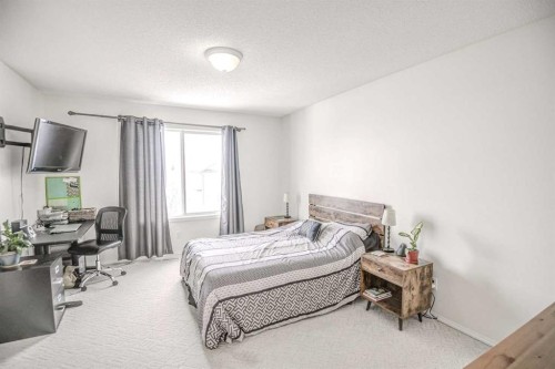207 Crystalridge Place, Okotoks, AB - Indoor Photo Showing Bedroom
