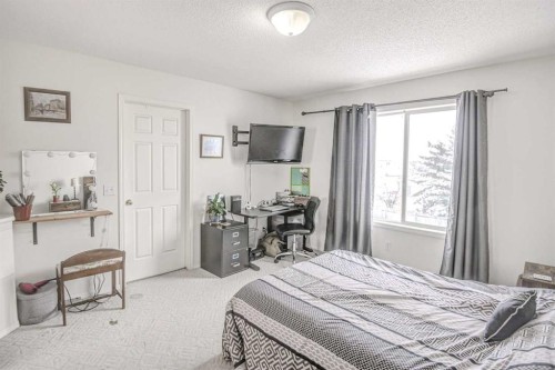 207 Crystalridge Place, Okotoks, AB - Indoor Photo Showing Bedroom