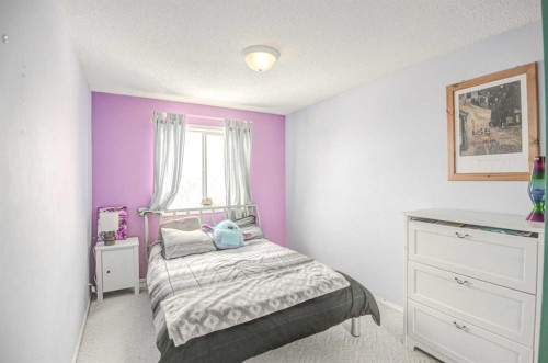 207 Crystalridge Place, Okotoks, AB - Indoor Photo Showing Bedroom