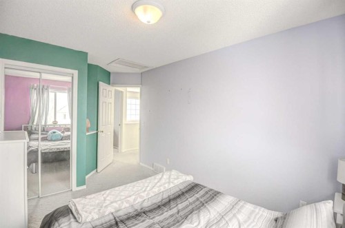 207 Crystalridge Place, Okotoks, AB - Indoor Photo Showing Bedroom