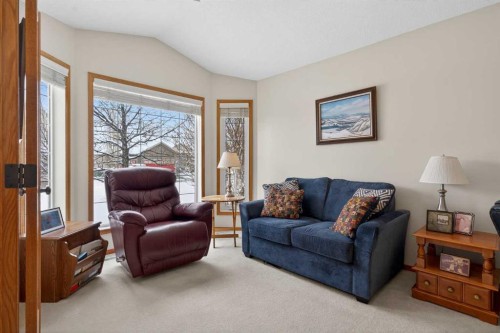 38 Tanner Close Se, Airdrie, AB - Indoor Photo Showing Living Room
