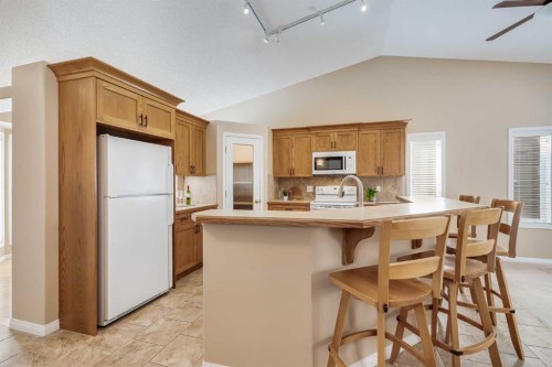17 Rocky Ridge Villas Nw, Calgary, AB - Indoor Photo Showing Kitchen