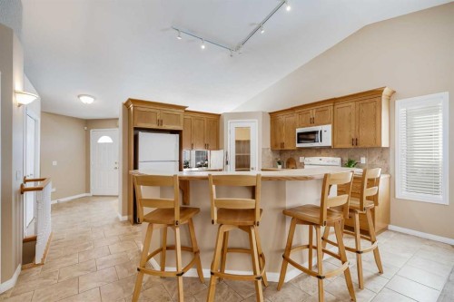 17 Rocky Ridge Villas Nw, Calgary, AB - Indoor Photo Showing Kitchen