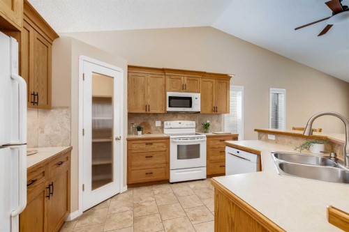 17 Rocky Ridge Villas Nw, Calgary, AB - Indoor Photo Showing Kitchen With Double Sink