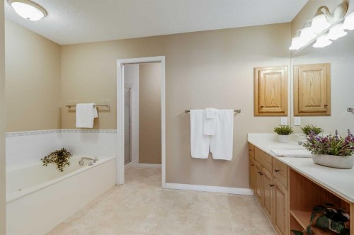 17 Rocky Ridge Villas Nw, Calgary, AB - Indoor Photo Showing Bathroom
