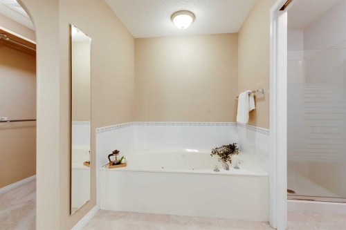 17 Rocky Ridge Villas Nw, Calgary, AB - Indoor Photo Showing Bathroom