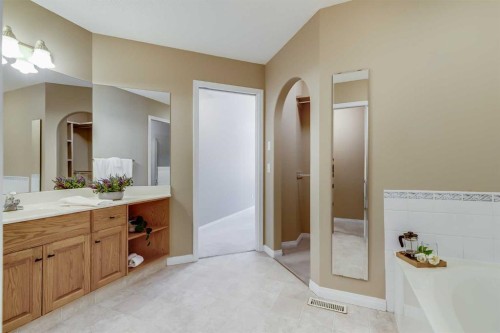 17 Rocky Ridge Villas Nw, Calgary, AB - Indoor Photo Showing Bathroom