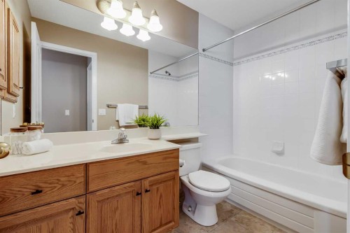 17 Rocky Ridge Villas Nw, Calgary, AB - Indoor Photo Showing Bathroom