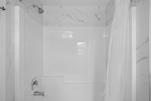 12 Heirloom Crescent Se, Calgary, AB - Indoor Photo Showing Bathroom