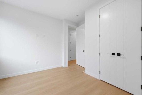 2-521 15 Avenue Ne, Calgary, AB - Indoor Photo Showing Other Room