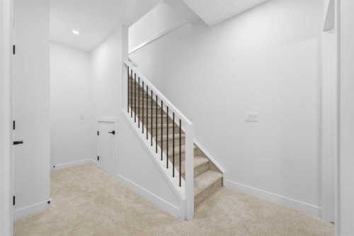 2-521 15 Avenue Ne, Calgary, AB - Indoor Photo Showing Other Room