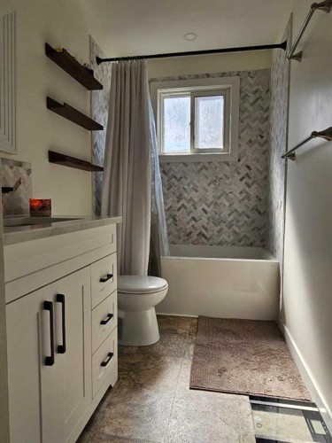60 Erin Croft Place Se, Calgary, AB - Indoor Photo Showing Bathroom