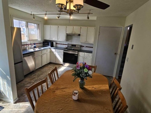 60 Erin Croft Place Se, Calgary, AB - Indoor Photo Showing Dining Room
