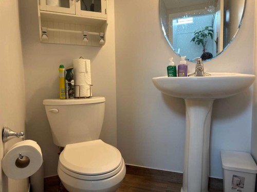 8-304 Ross Avenue, Cochrane, AB - Indoor Photo Showing Bathroom