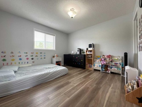8-304 Ross Avenue, Cochrane, AB - Indoor Photo Showing Bedroom