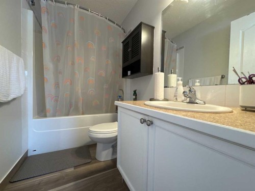 8-304 Ross Avenue, Cochrane, AB - Indoor Photo Showing Bathroom
