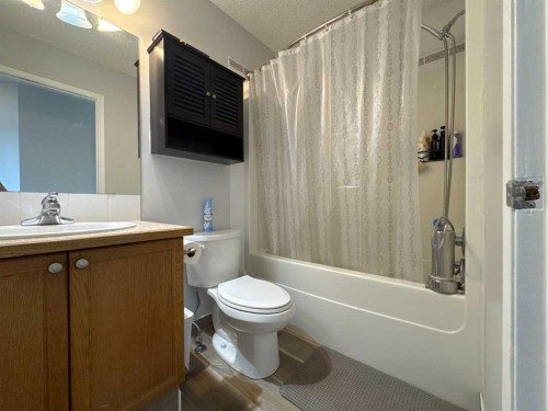 8-304 Ross Avenue, Cochrane, AB - Indoor Photo Showing Bathroom