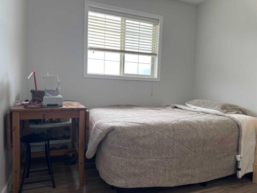8-304 Ross Avenue, Cochrane, AB - Indoor Photo Showing Bedroom