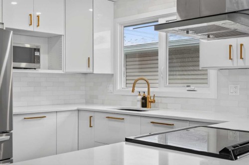 584 Woodhill Place Sw, Calgary, AB - Indoor Photo Showing Kitchen With Upgraded Kitchen