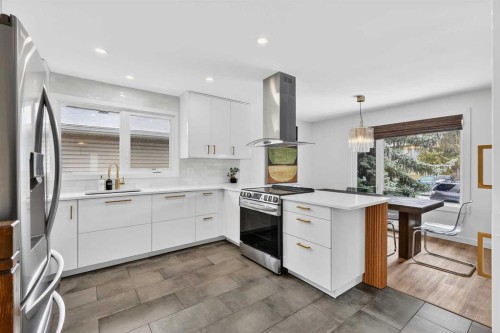 584 Woodhill Place Sw, Calgary, AB - Indoor Photo Showing Kitchen With Upgraded Kitchen