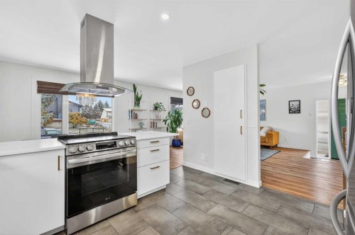 584 Woodhill Place Sw, Calgary, AB - Indoor Photo Showing Kitchen