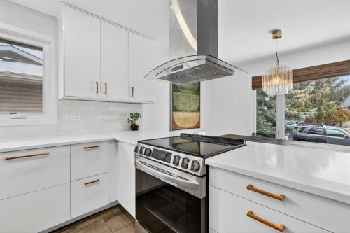 584 Woodhill Place Sw, Calgary, AB - Indoor Photo Showing Kitchen