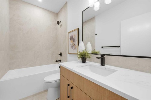 1-521 15 Avenue Ne, Calgary, AB - Indoor Photo Showing Bathroom