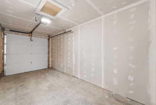 1-521 15 Avenue Ne, Calgary, AB - Indoor Photo Showing Garage